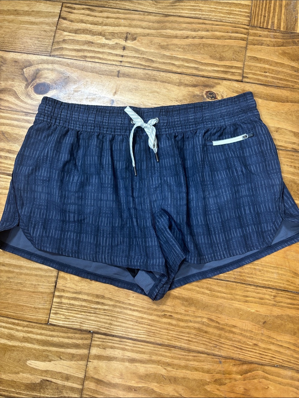 Vuori Women’s Clementine Shorts Size XL in Black & Gray Ink Shibori Grid Pattern